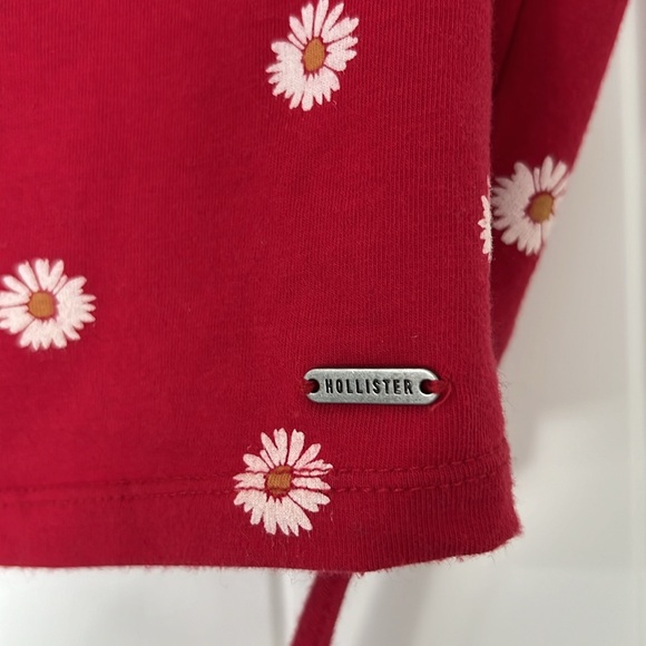 Hollister must have collection, baby tee, Size: Medium top red with daisies - Picture 2 of 8